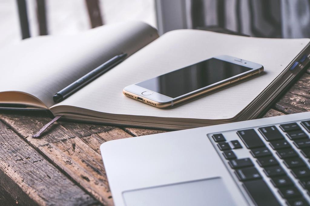 Abstract geometric connection visualization